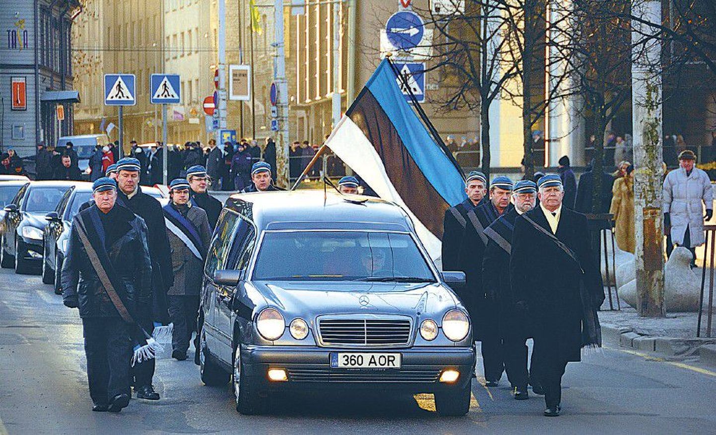Eesti Üliõpilaste Selts, mille auvilistlane Kross alates 1995. aastast oli, saatmas sarka Kaarli kirikust Harju tänavale, Kirjanike Maja ette.