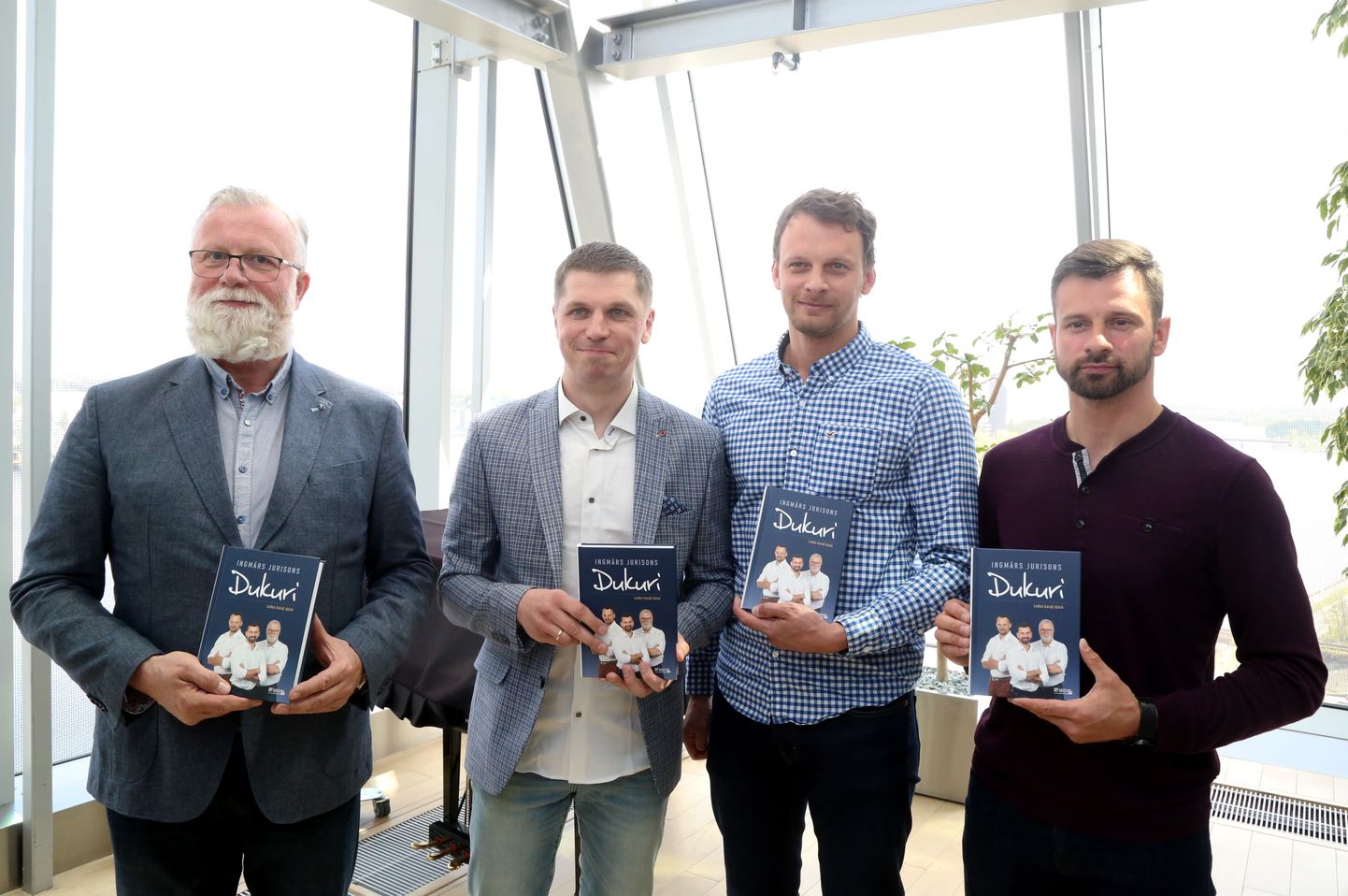 Dainis Dukurs (no kreisās), grāmatas autors Ingmārs Jurisons, Tomass Dukurs un Martins Dukurs.