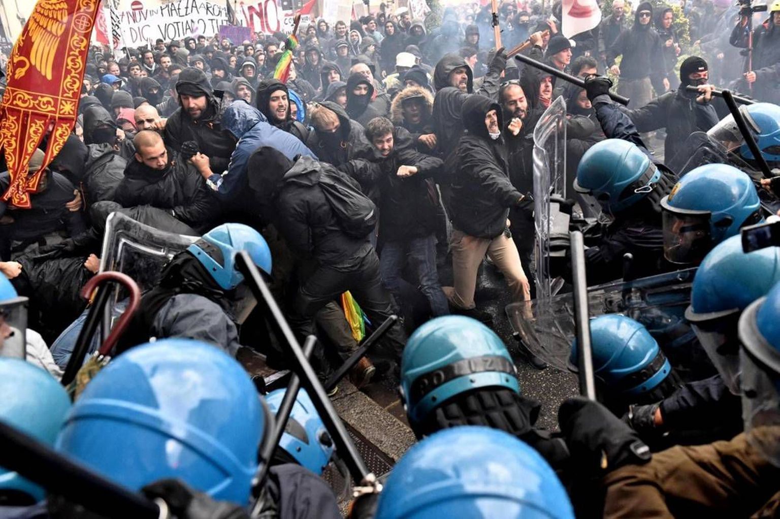 Valitsusvastane meeleavaldus Firenzes muutus vägivaldseks.