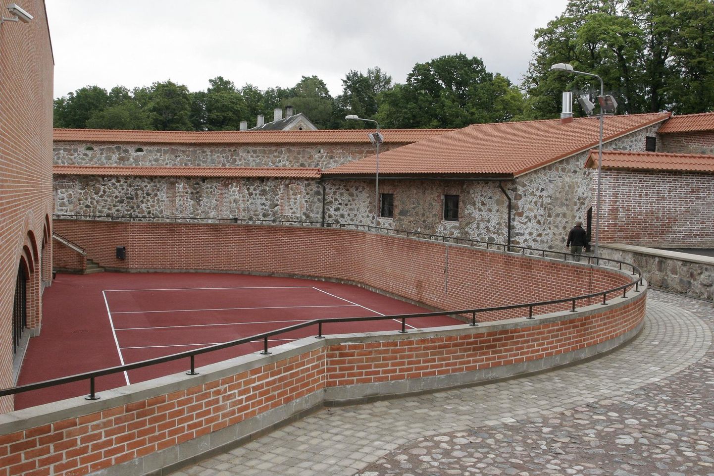 Heimtali spordihoone asub mõisaaegse ringtalli varemete sees.