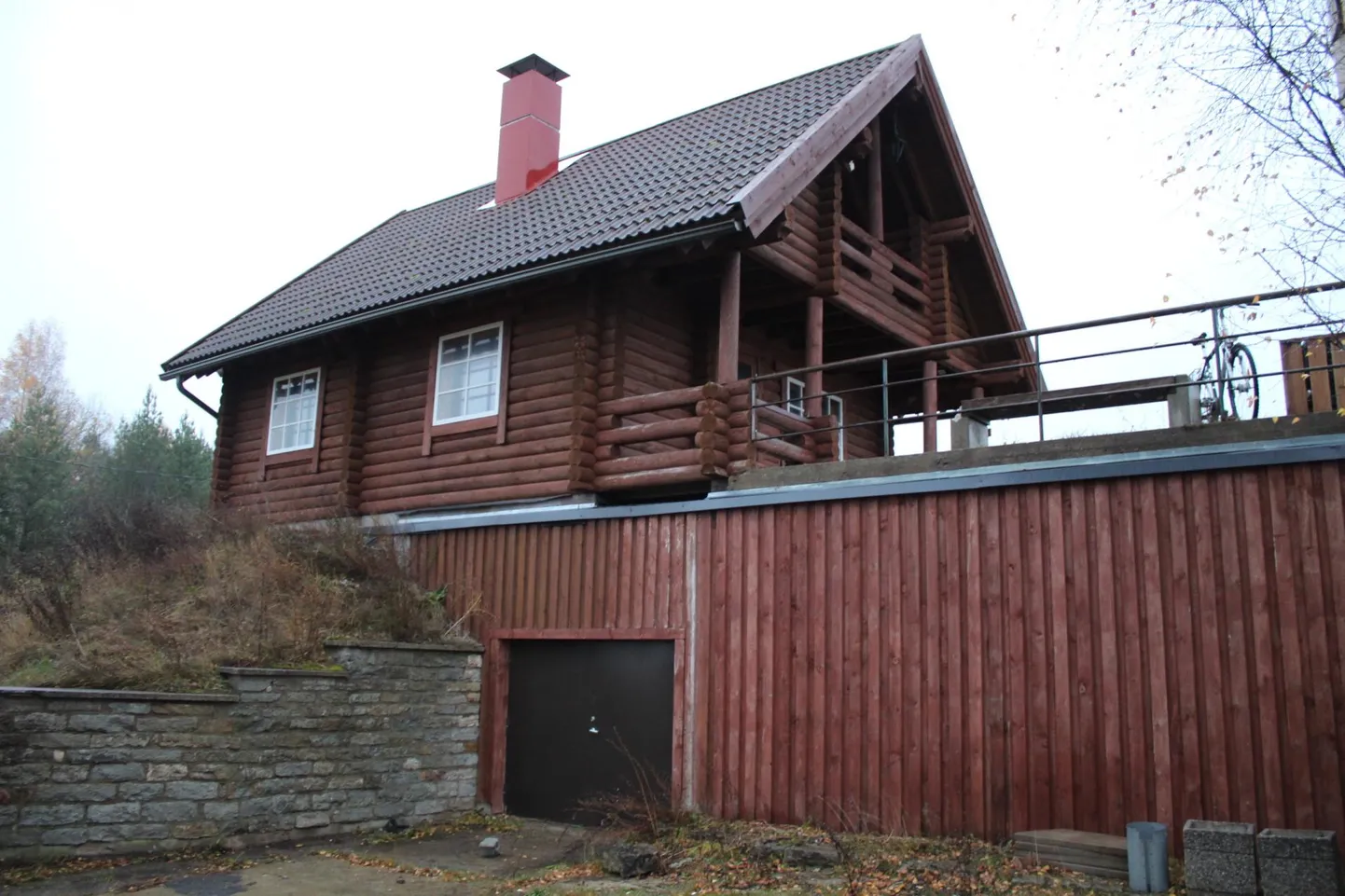 Palkmaja Karja 4 kinnistul, mis on osa Männikumäe rohealast.