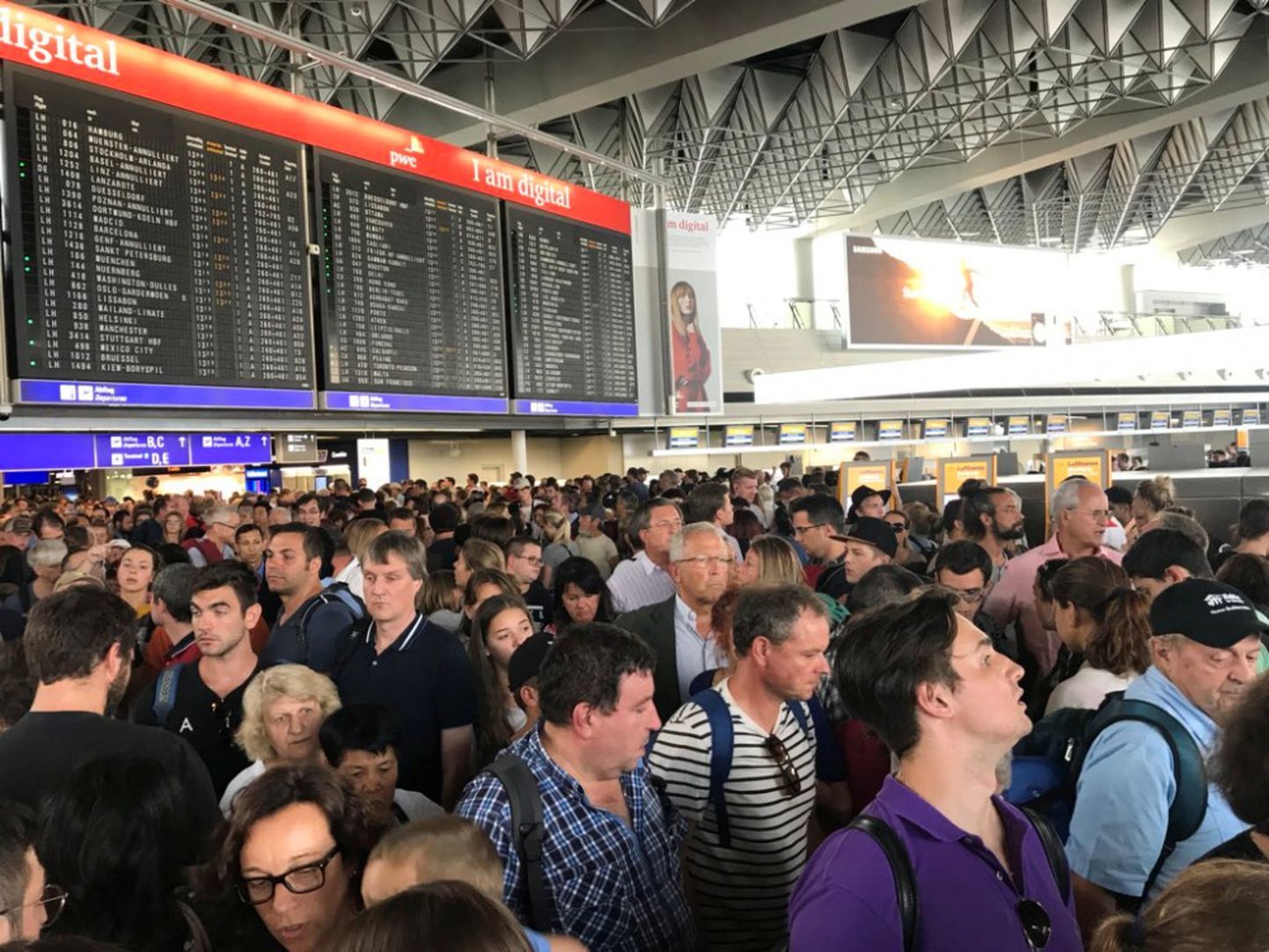 Cilvēki Frankfurtes lidostā