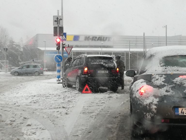 Pärnumaal anti selle sügise esimese suure lumesajuga politseile teada 11 liiklusõnnetusest. Pildil Pärnus K-rauta kaupluse juures juhtunud õnnetus.