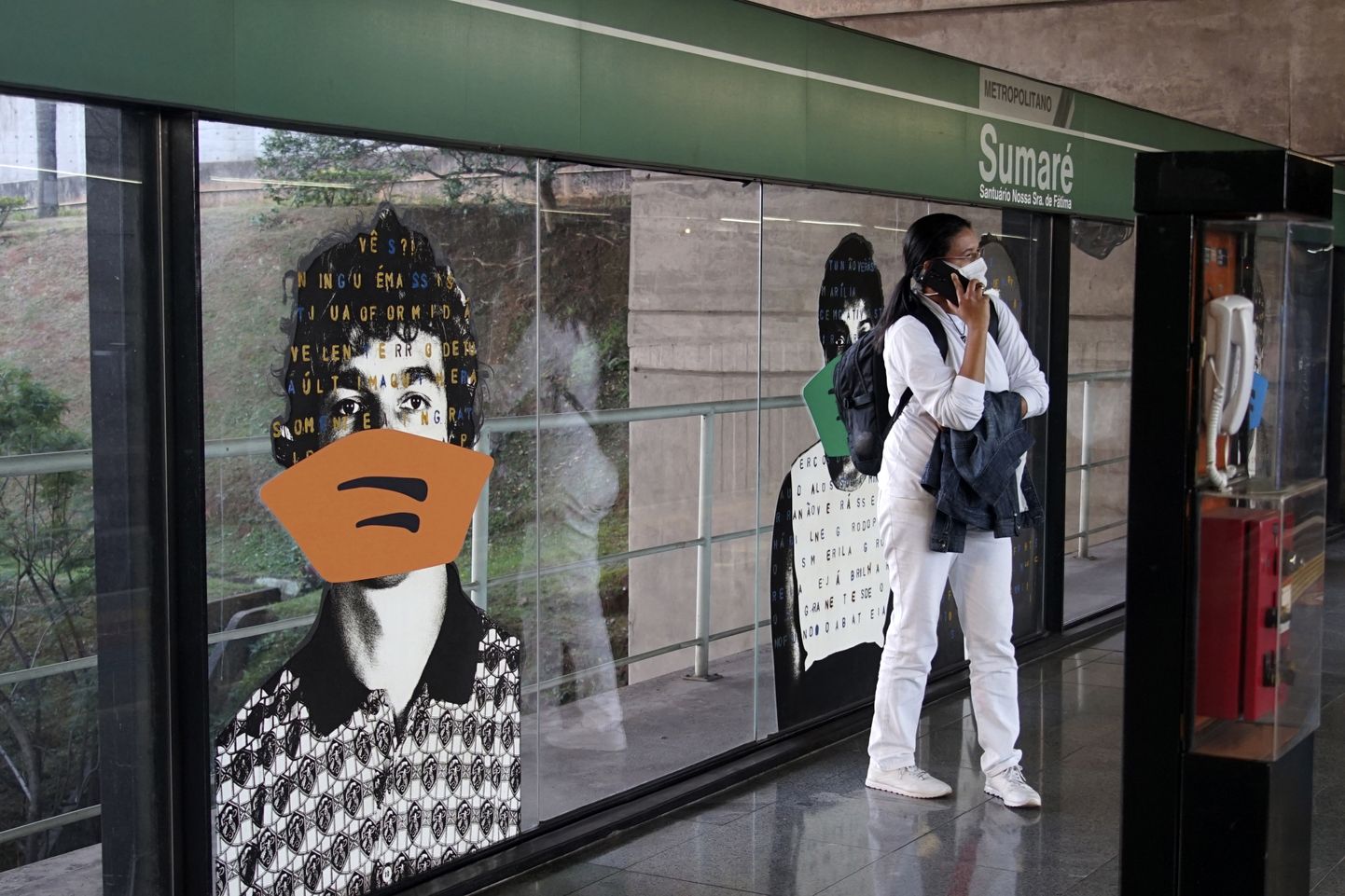 Brasiilia kunstnik Alex Flemming lisas maskid portreedele Sao Paulo metroos, et hoiatada koroonaviirusega seotud ohtude eest.