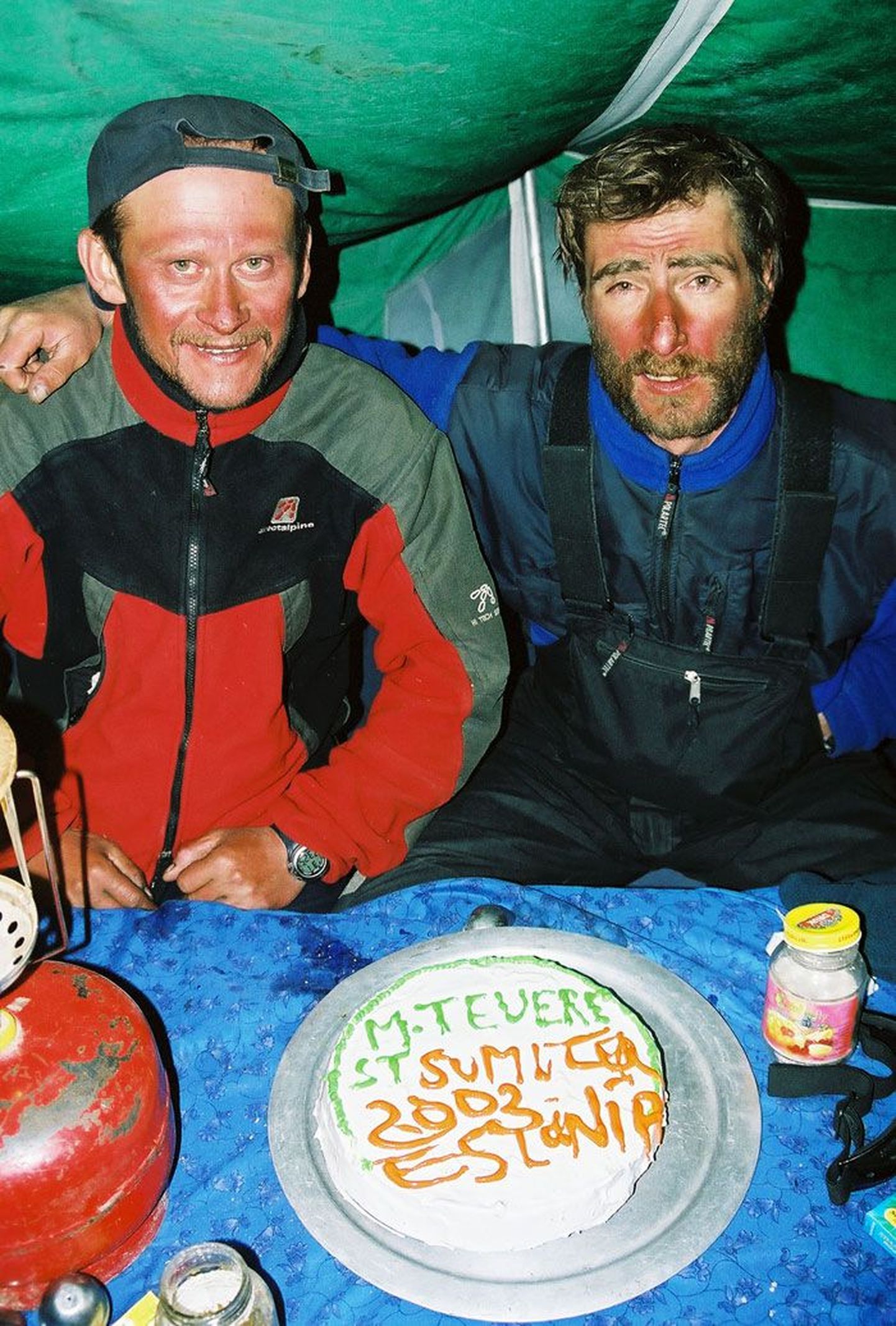 Saulius Vilus ja Alar Sikk pärast Mount Everesti vallutamist baaslaagris.