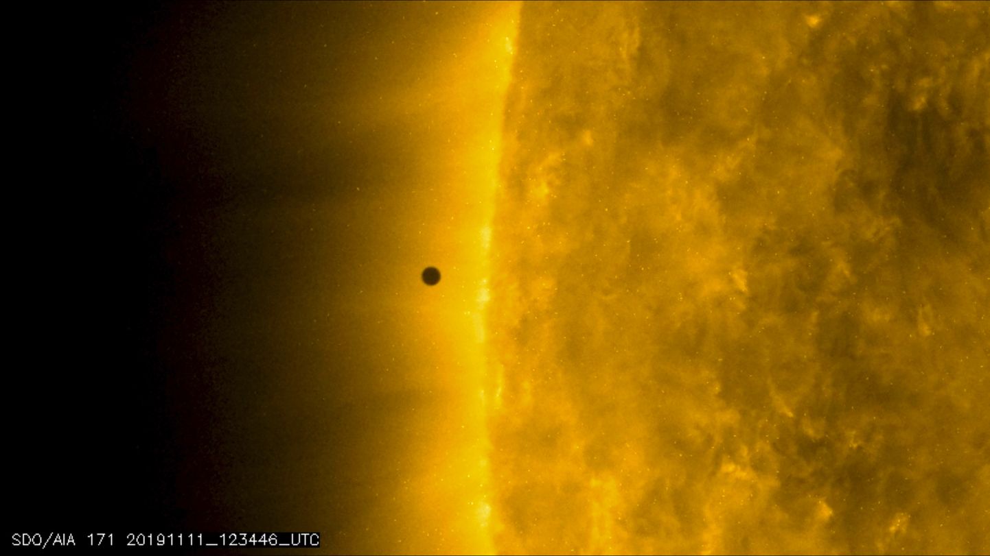 NASA foto,  millel on näha Merkuuri liikumist päikese ees