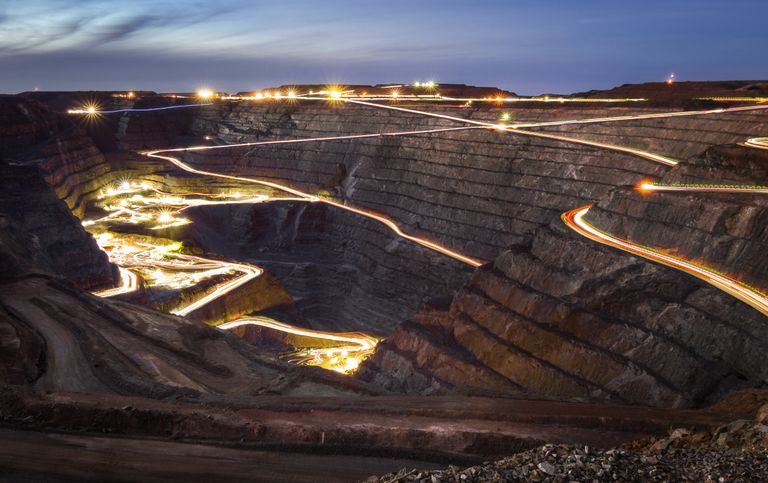The Super Pit on Austraalia suurim avakaevandus, mis asub Perthi piirkonnas Kalgoorlies. Sealne maardla on üks rikkamaid maailmas, kus toodetakse aastas umbes pool miljonit untsi kulda. Austraalia on Hiina järel suuruselt teine kullatootja maailmas.