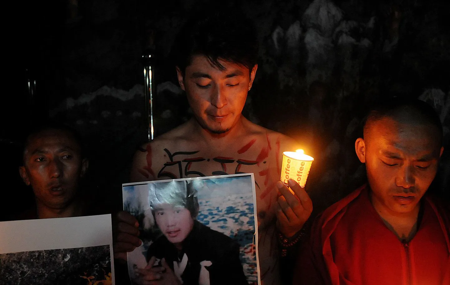 Tiibetlane hoidmas käes enesetapu teinud Sangay Gyatso pilti.