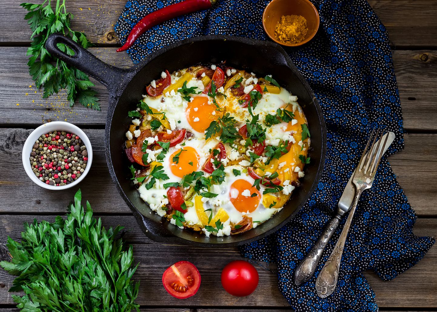 Shakshouka on Lähis-Idas tuntud roog munadest, mis on pošeeritud tomati, oliiviõli, paprika, sibula ja küüslaugu kastmes, mida tavaliselt maitsestatakse köömne, paprika ja Cayenne'i pipraga.