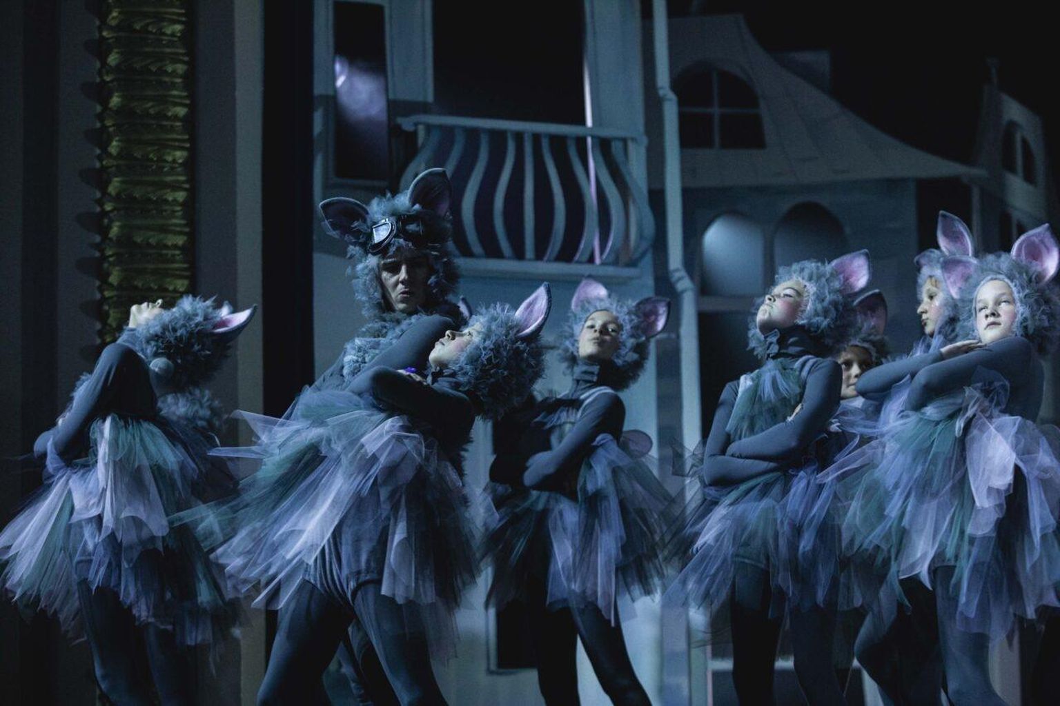 Lavastuses «Tilda ja tolmuingel» teeb kaasa Vanemuise tantsu- ja balletikooli õpilasi.