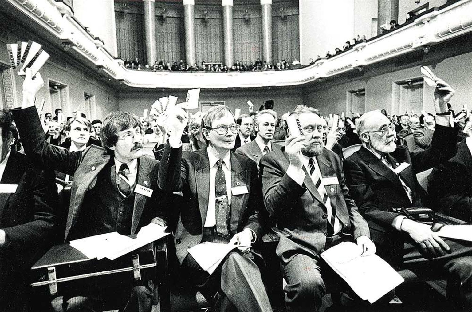 Eesti Kongressi esimene istungjärk toimus Estonia kontserdisaalis 11.-12. märtsil 1990. Esireas keskel Tunne Kelam ja Enn Tarto.