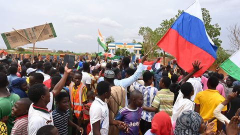 Prantsuse armeebaasi juurde Nigeris kogunes tuhandeid putši toetajaid