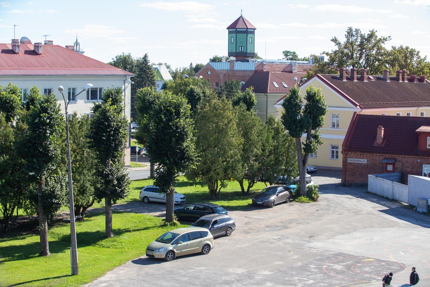 Viljandi vanalinna platsile, kus kunagi oli Rubiini kino, on autode sissesõit küll keelatud, aga üsna sageli võib neid seal parkimas näha. Väljapakutud idee kohaselt võikski sinna parkla ehitada.