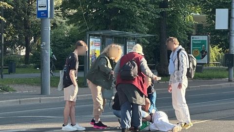 «Люди сразу ринулись на помощь»: в центре Таллинна человеку стало плохо посреди проезжей части