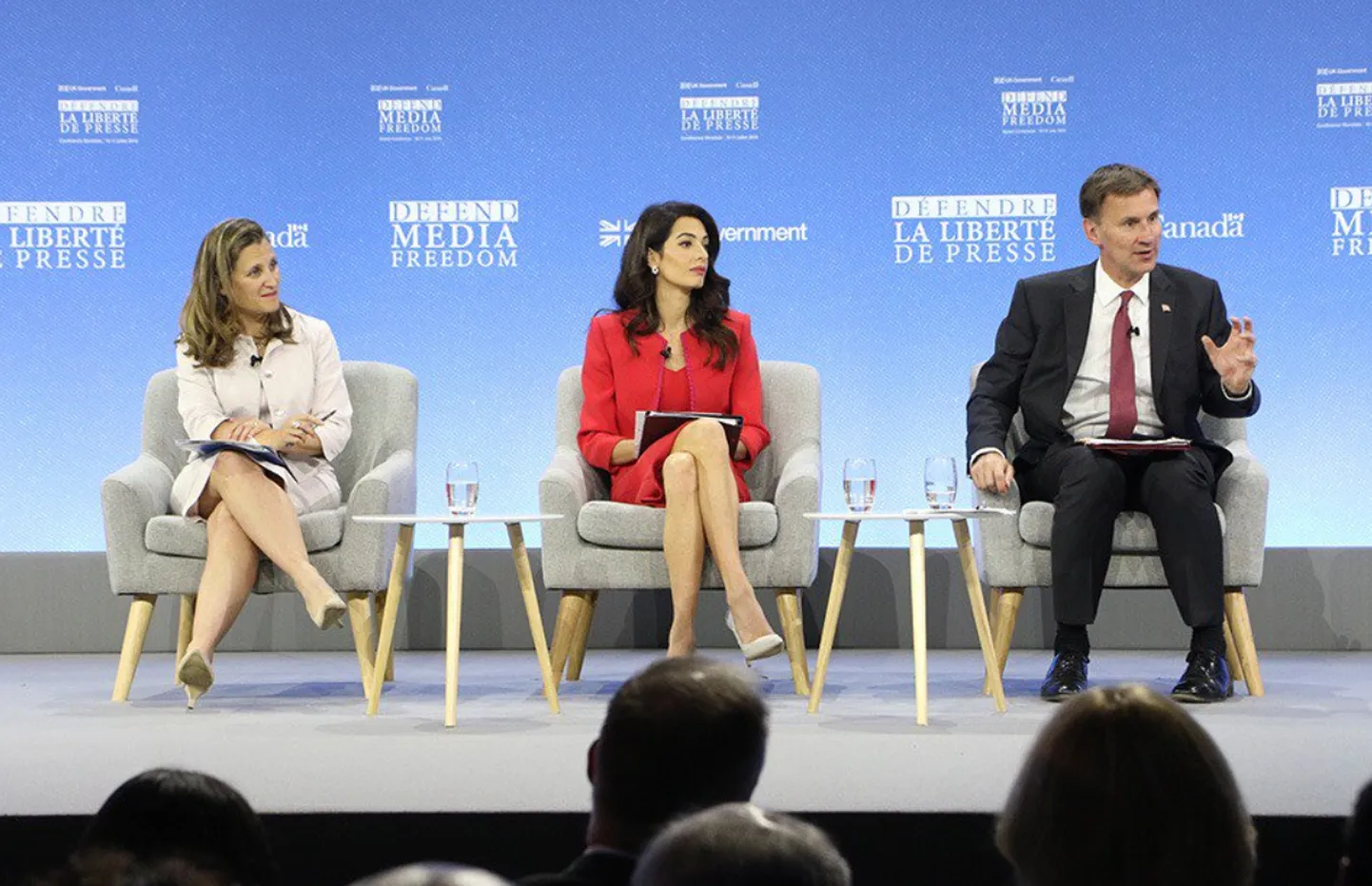 Kanada välisminister Chrystia Freeland (vasakult), inimõigusadvokaat Amal Clooney ja Briti välisminister Jeremy Hunt meediavavaduse konverentsi avapäeval.