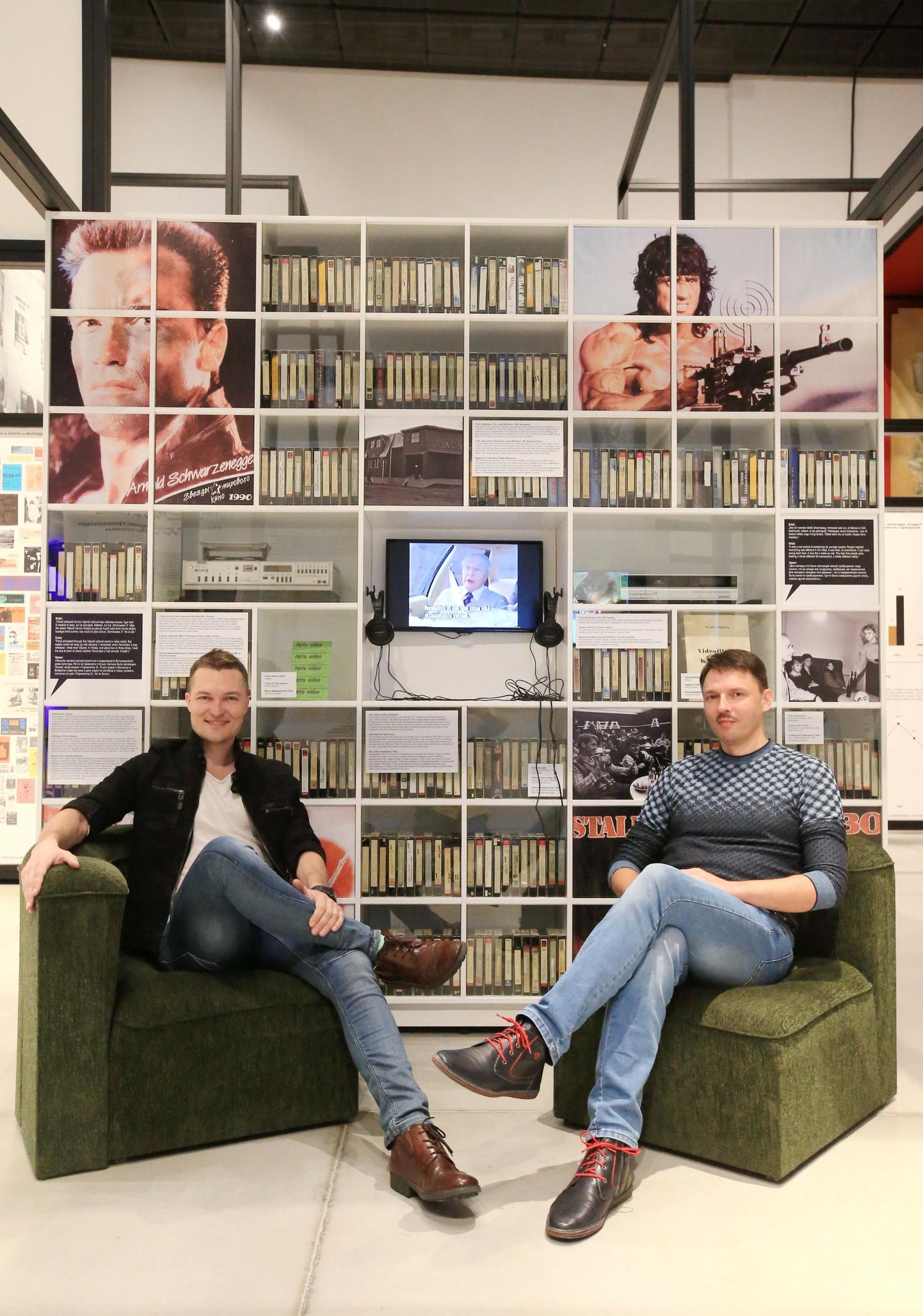 Lauri Hermann (vasakul) ja Erkki Ergma näitavad ERMi näitusel «Ise tehtud Eesti», kuidas videote vaatamine mugavalt kodus oli 30 aastat tagasi tõeline luksus.