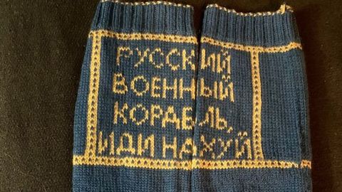 Для помощи Украине жительница Эстонии выставила на аукцион носки с красноречивым посланием