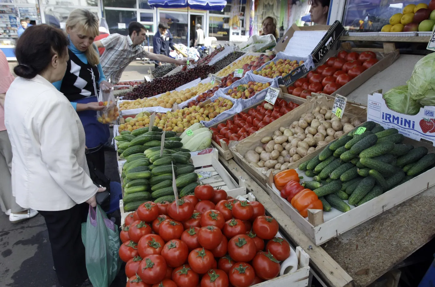 Свежие овощи и фрукты на рынке.