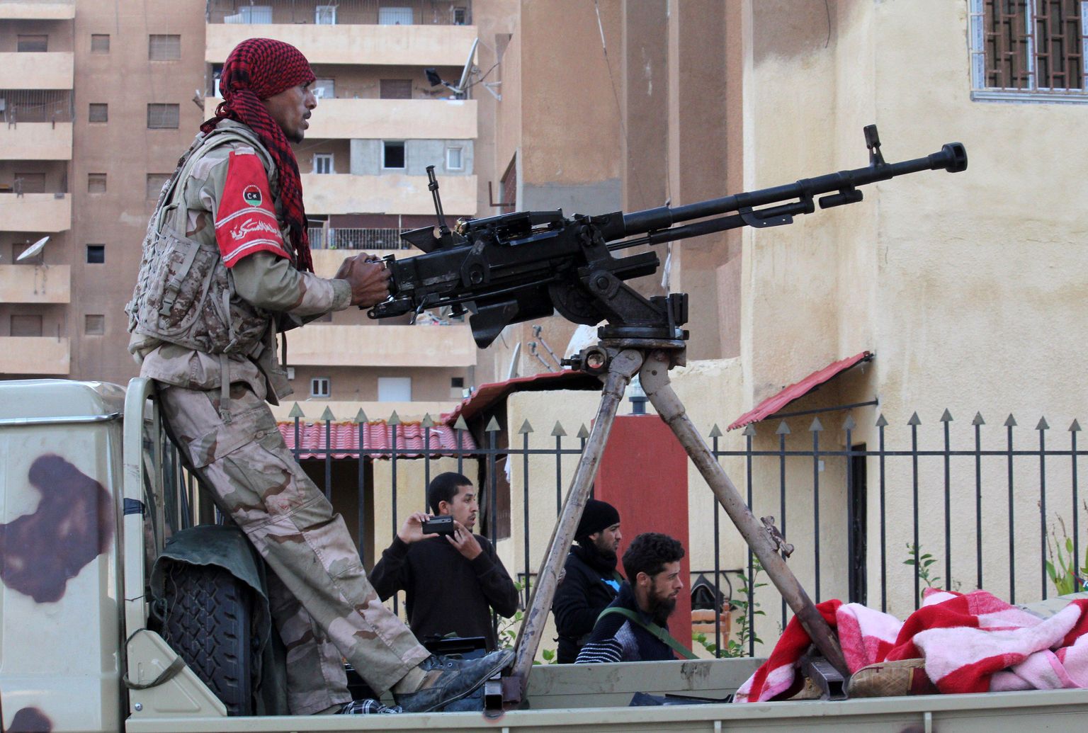 Valitsusvägede poolel võitlev sõdur Benghazis.