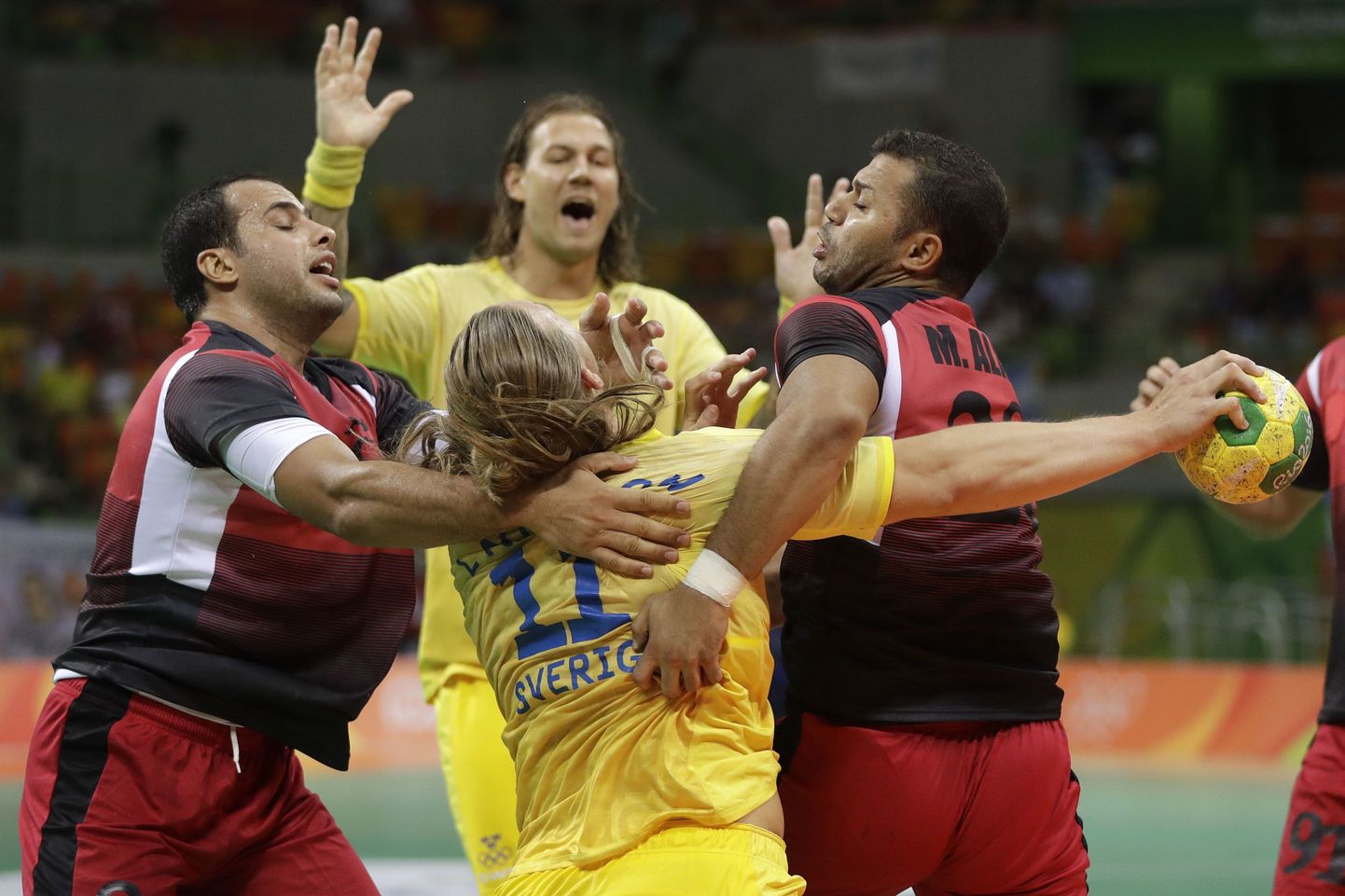 Rootsi ja Egiptuse käsipallikoondiste tuline heitlus olümpiamängudel lõppes protestiga.
