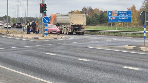 Pärnus sõitis veok otsa kahele autole