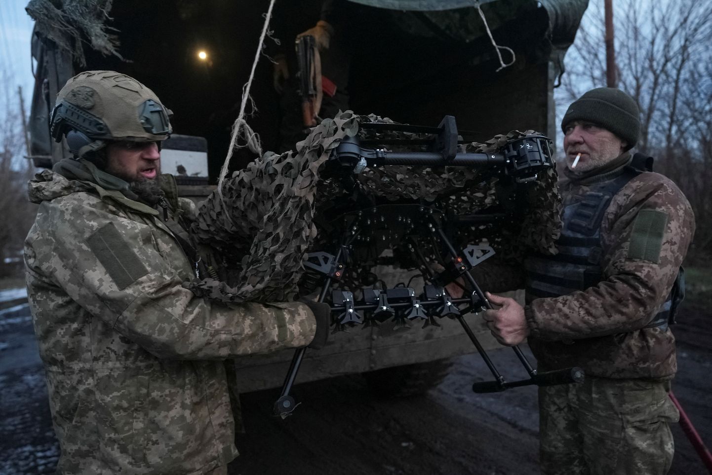 Ukraina droonipataljon «Vampire'i» õhulendu ette valmistamas.
