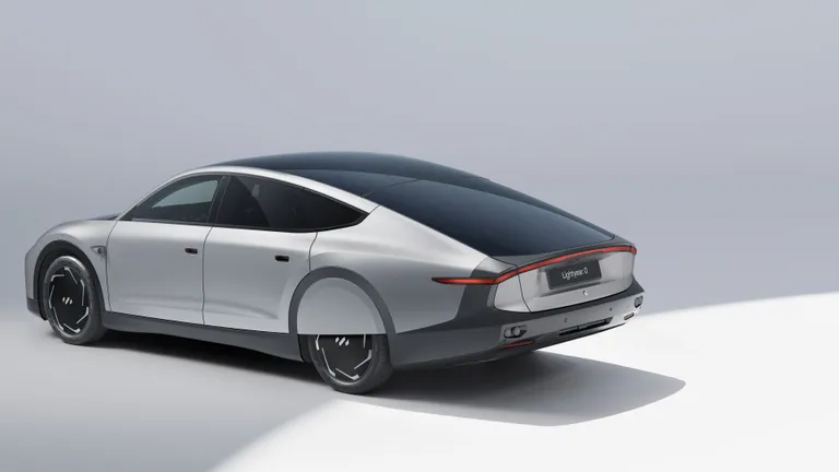 Päikeseauto on tehtud ülimalt voolujooneline ja kergem, kui tavalised elektriautod, mis lubab tasuta taevast tulevat energiat paremini ära kasutada. See-eest tippkiirus ja kiirendus on pigem oluliselt lahjem, kui tavalistel elektriautodel.