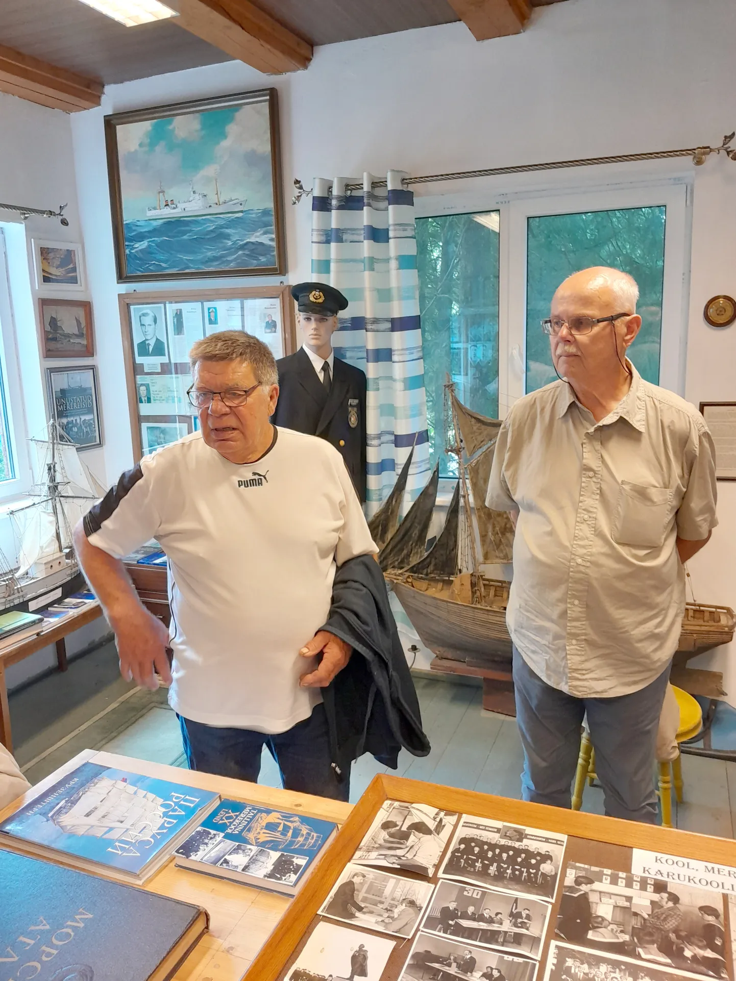 MEREHARIDUSE VÄLJAPANEK LAGEDIL: Johannes Tõrsi kogu uudistavad Heino Vaba ja Rein Sepp Saaremaa merekultuuri seltsist.