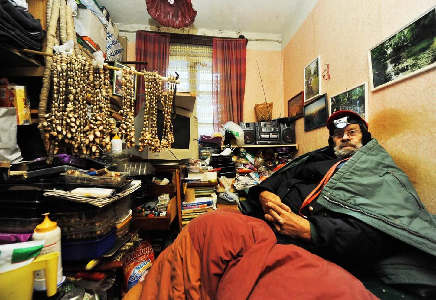 78-aastane ratastoolis pensionär Ilo Kinksaar elas neli ööpäeva elektrita majas, kus pole ahikütet. Peamiseks soojendajaks oli kuuekihiline riietus ning tekid.