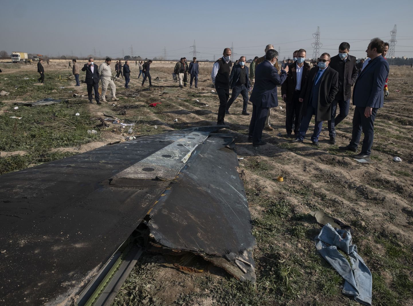 Ukrainas vēstnieks Irānā un Irānas amatpersonas vietā, kur avarēja Ukrainas pasažieru lidmašīna.
