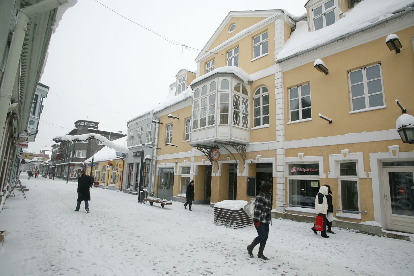 Pärnu linnavalitsusel on Rüütli tänavas munitsipaalkorter, mida üürib linnaametnik.