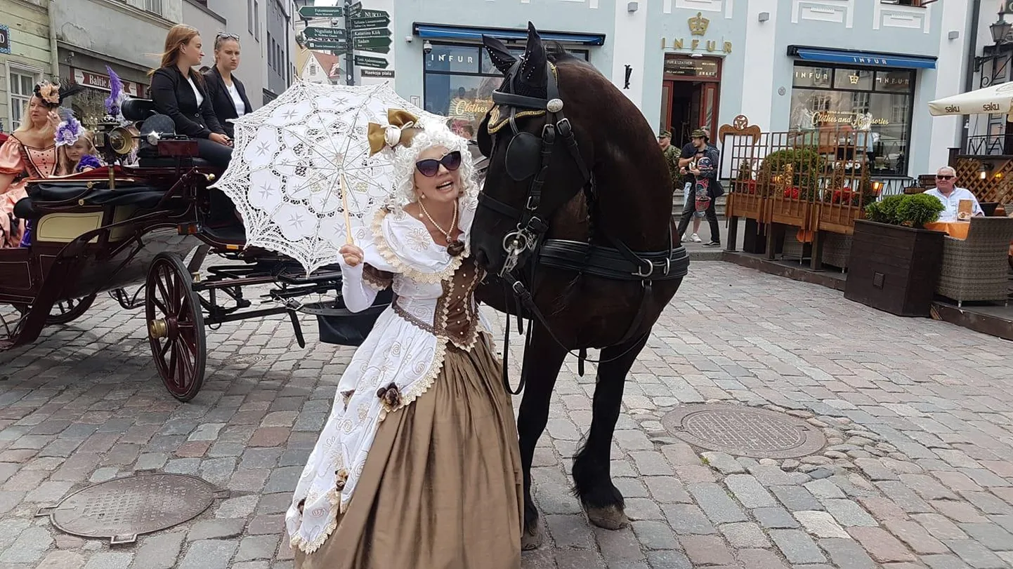 Tiina Park rokokoo kostüümis Tallinnas Raekoja platsil.