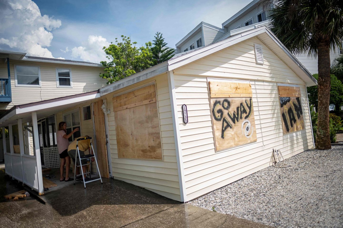 Lääne-Tampa elanik Danny Aller ja tema abikaasa Karen valmistuvad orkaani Ian lähenemiseks, sulgedes maja aknad puitplaatidega.