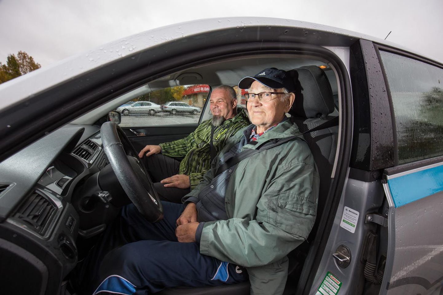 Jaan Salur saab sõiduõpetaja Toivo Õnneleiult natuke noomida, et ei märka ajutisi liiklusmärke ja kaldub sõites veidi oma sõidurajalt välja.