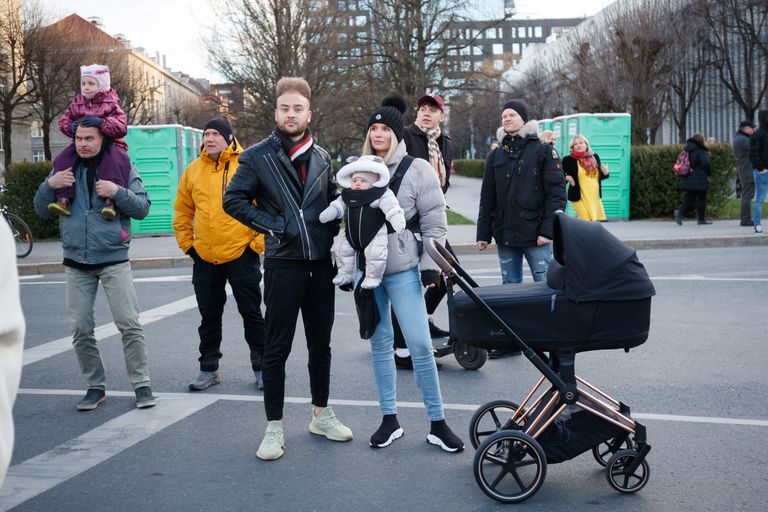 Mac Tuvi ja Sonja Malinen koos beebiga Euroopa päeval, 9. mail 2022.