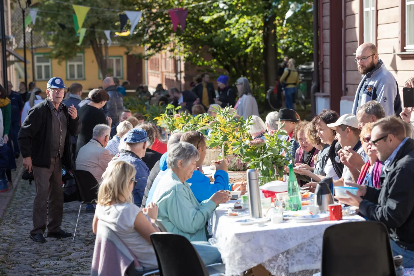 Lutsu tänava peoga tähistati Viljandi 735. aastapäeva, läbi käis umbes pool tuhat inimet.