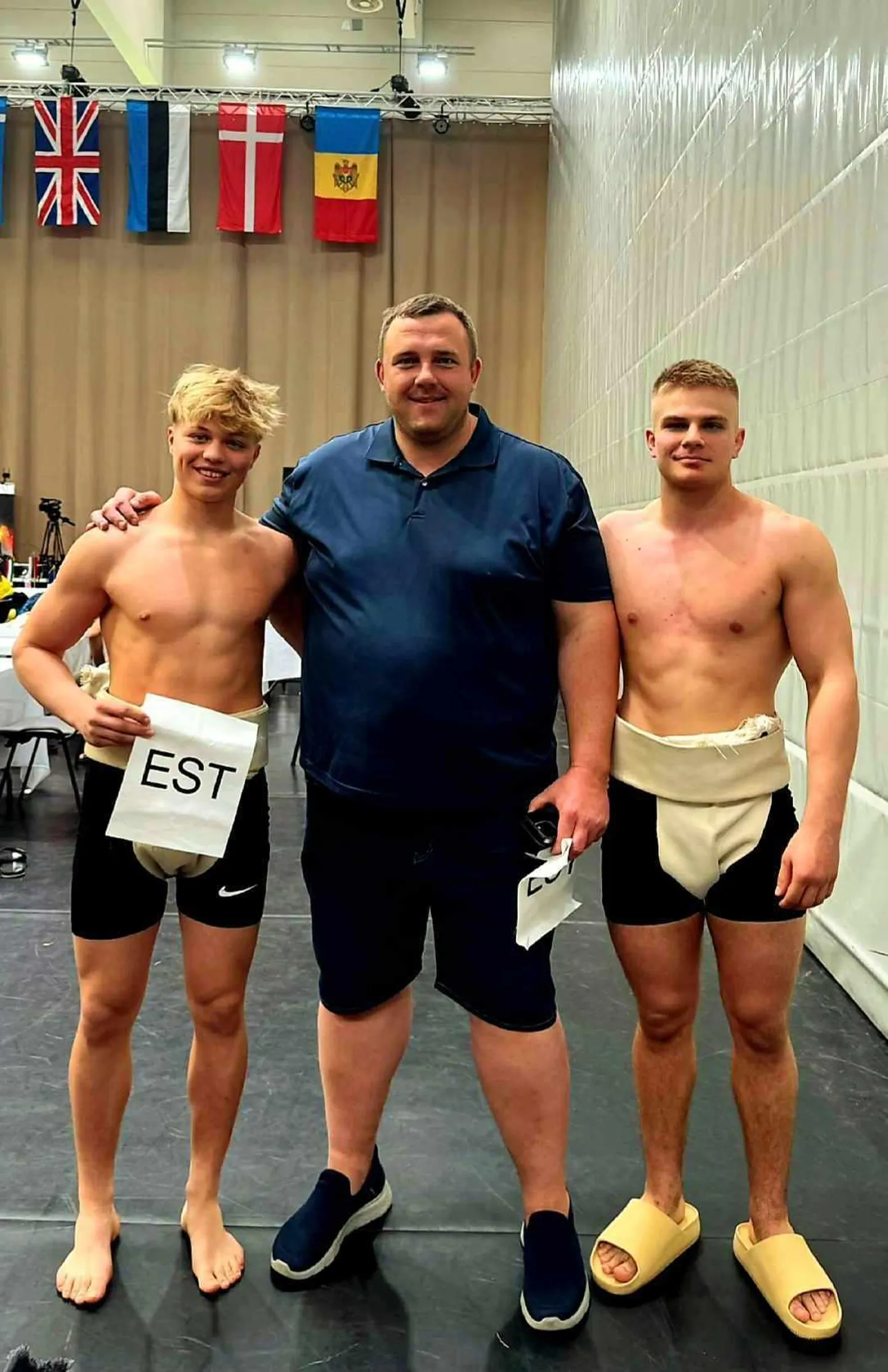 Eesti sumoliidu presidendi Kaido Höövelsoni ehk Baruto näpunäidete järgi heitles Euroopa meistrivõistlustel kaks maadlusklubi Leo atleeti: Rasmus Tõnismäe (vasakul) ja Robyn Paulberg (paremal)