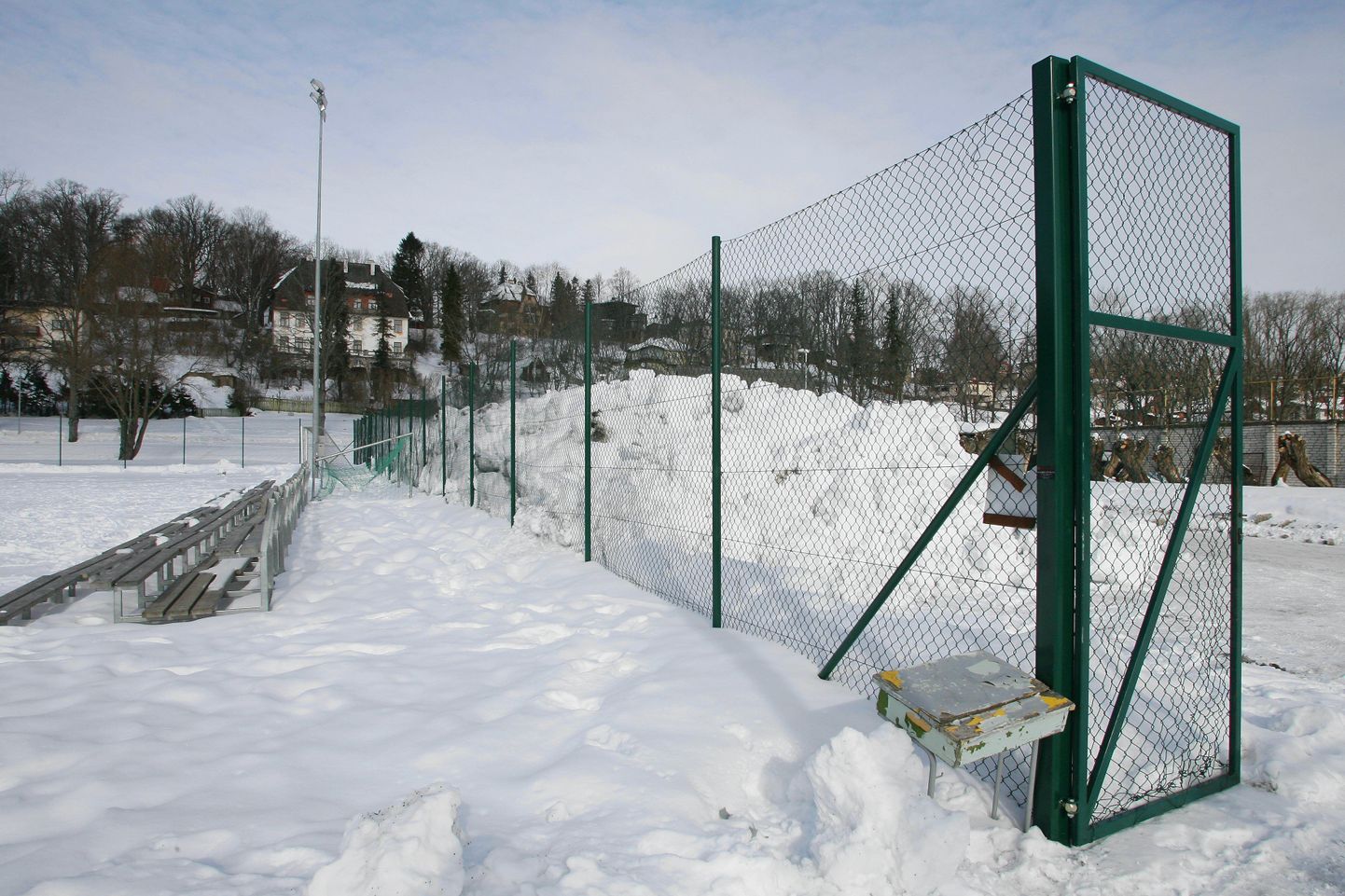Viljandi JK Tuleviku meeskond kutsub laupäeval kella 14-ks kõiki klubi liikmeid ja sõpru appi staadioni lumest puhastama.