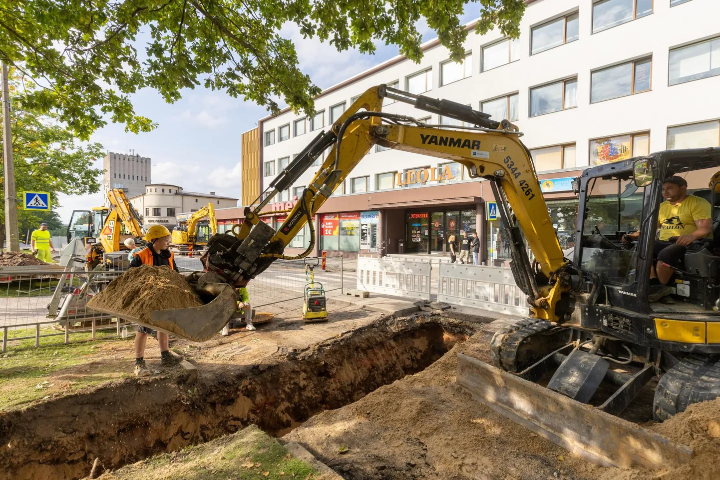 Viljandis Leola ärimaja ees kaevati Jakobsoni tänav 2023. aasta septembris üles, et rajada uuele haiglale vee- ja kanalisatsioonitorustik. Nüüd kaevatakse sama koht jälle üles.