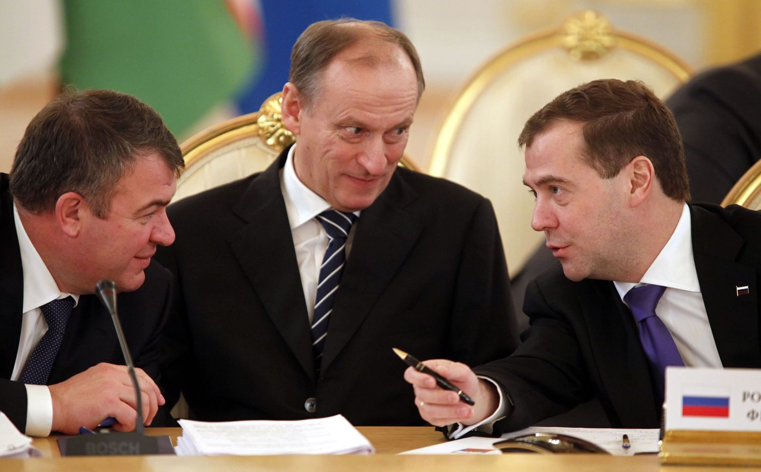 Nikolai Patrušev (keskel) kuulab pealt, mida on president Dmitri Medvedevil öelda kaitseminister Anatoli Serdjukovile.