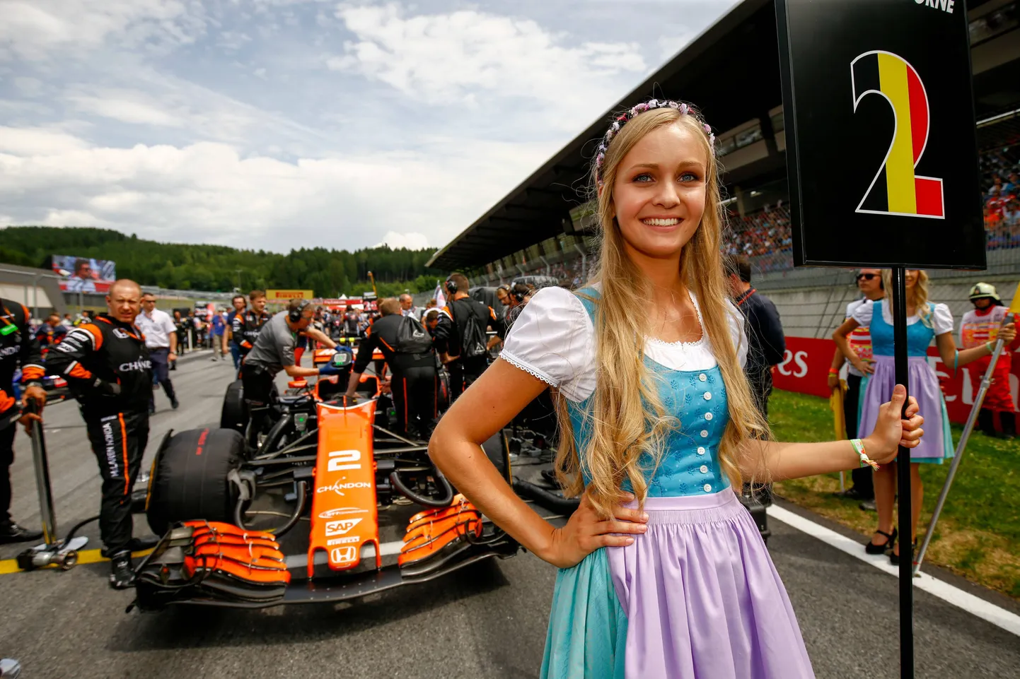 Nägusad näitsikud on edaspidi F1-sarja stardirivvi oodatud külalistena, mitte vormelite ees seisvate silmailupakkujatena.