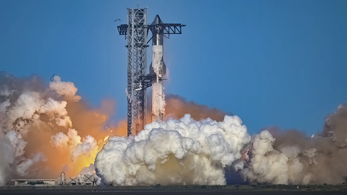 SpaceX Super Heavy kanderakett stardipositsioonil.
