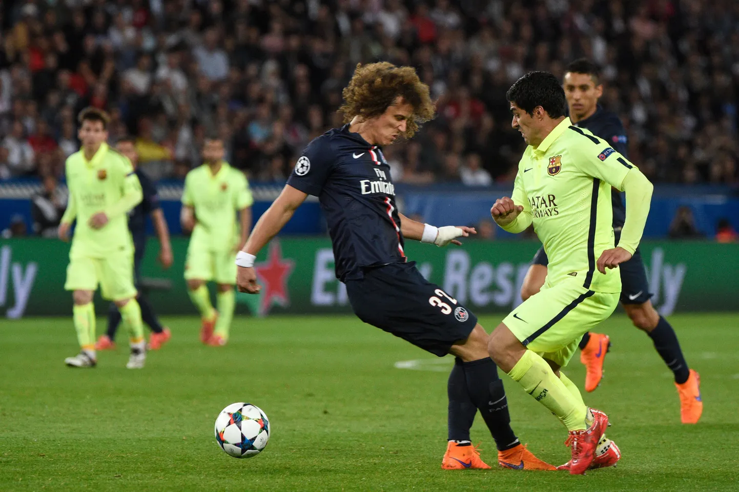 Luis Suarez (paremal) on just mänginud palli David Luizil jalgade vahelt läbi ja lööb seejärel oma kohtumise teise värava.