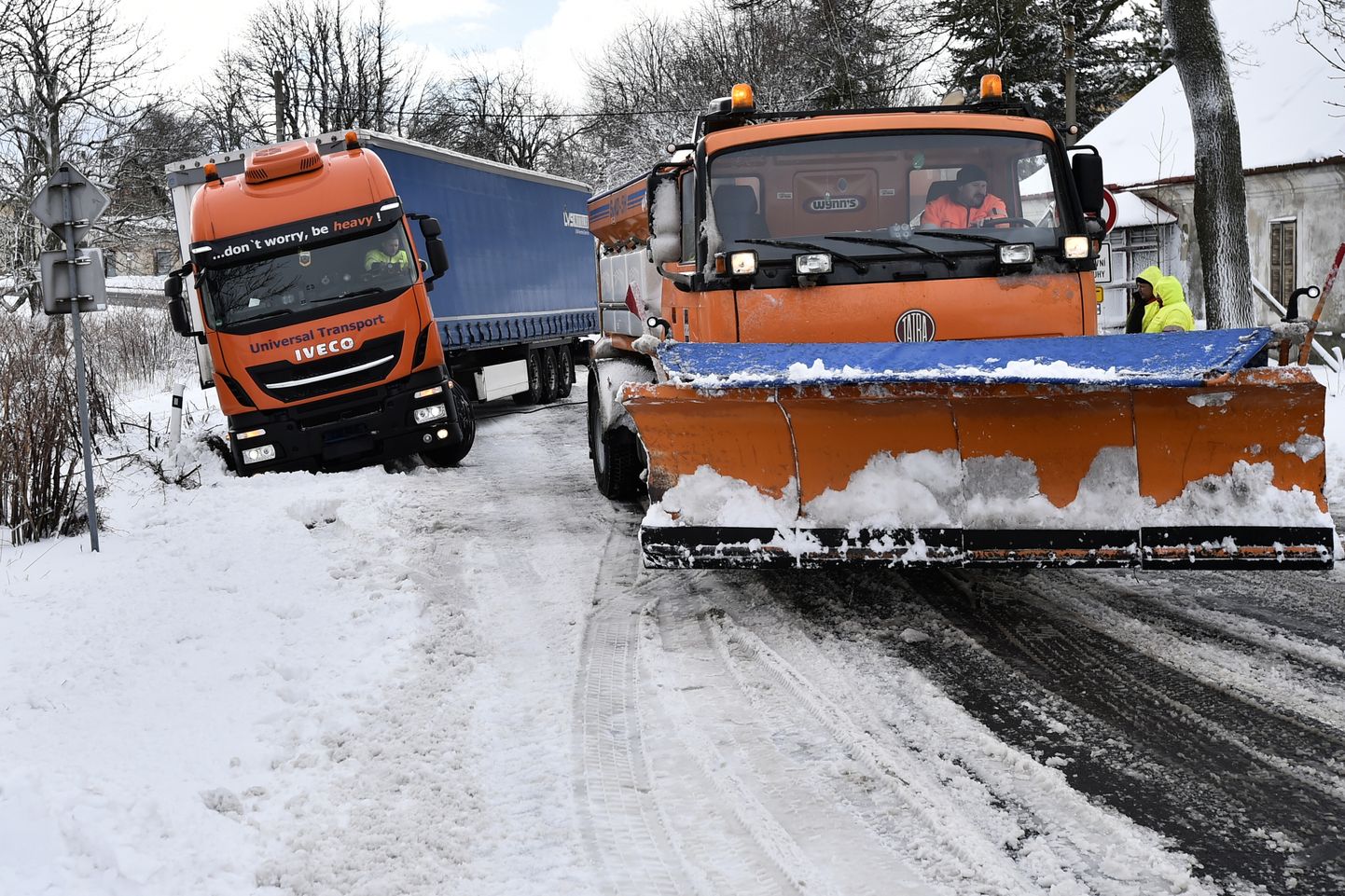 Tšehhis tõmbab lumesahk teele tagasi halva ilma tõttu kraavi sõitnud veoautot.