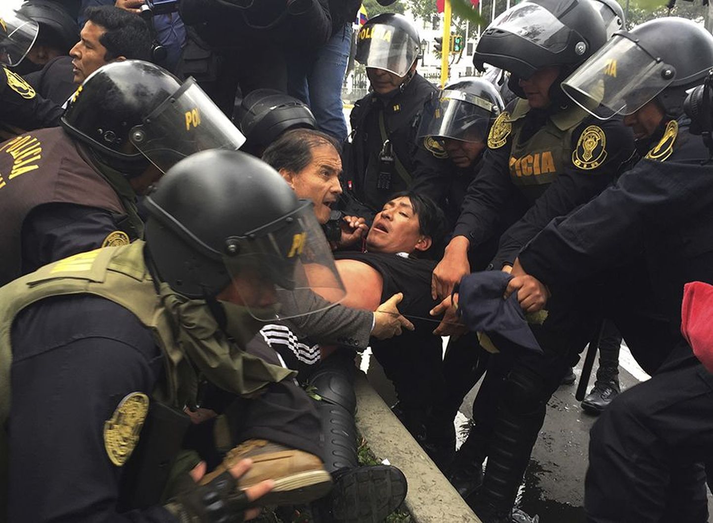 Peruulased on tuntud oma protestivaimu poolest. Tänavu raputasid riiki õpetajate meeleavaldused, mille järellainetused pole seniajani vaibunud.