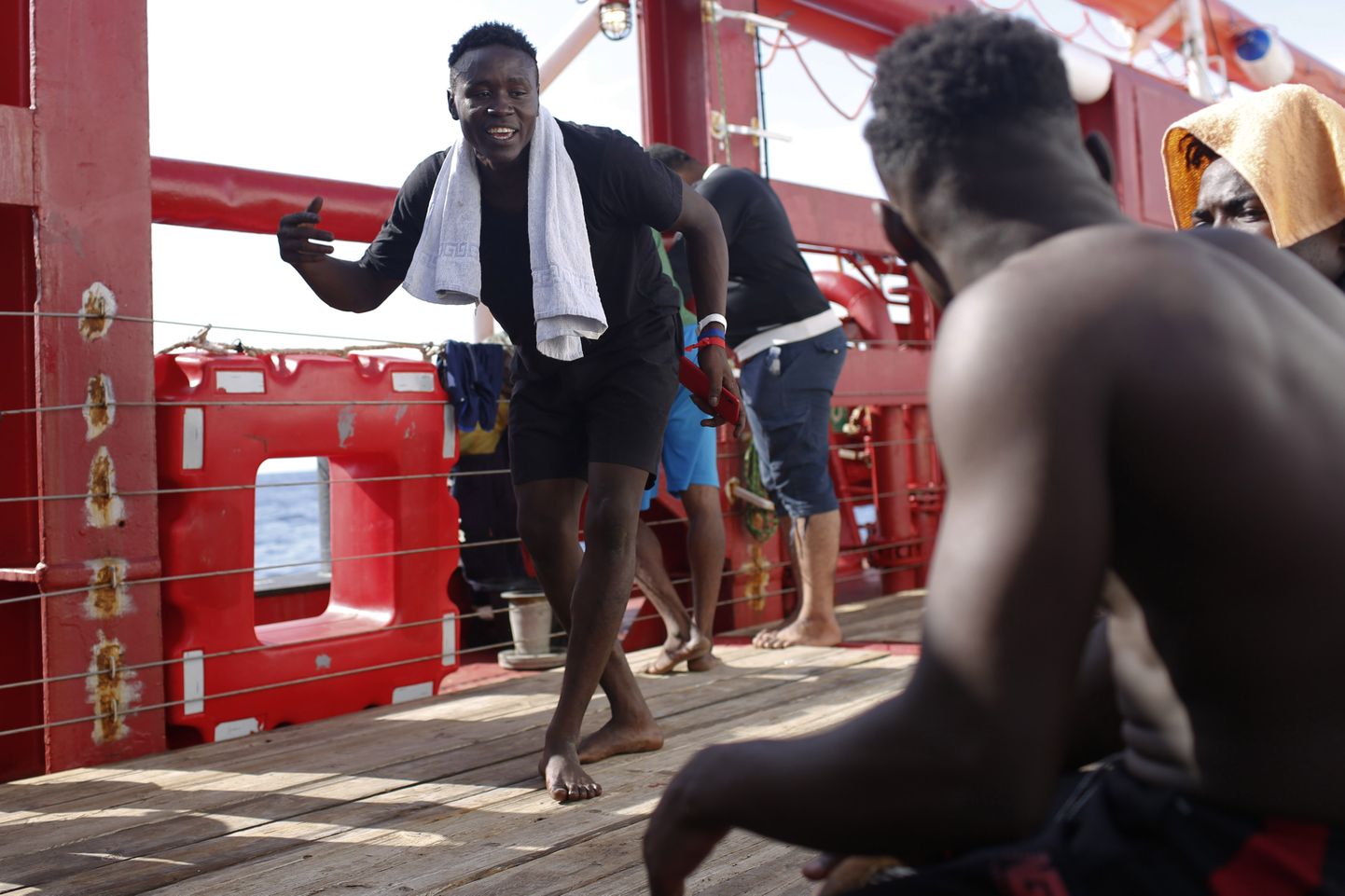 Migrandid Vahemerel abiorganisatsiooni SOS Méditerranée päästelaeva Ocean Viking pardal sellel 12. septembrist pärineval fotol.
