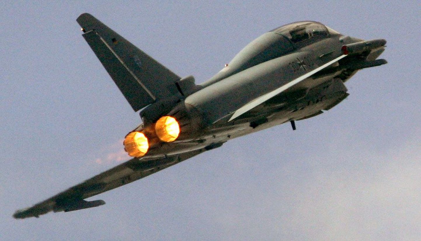 Pildil Taani hävitajad F-16.