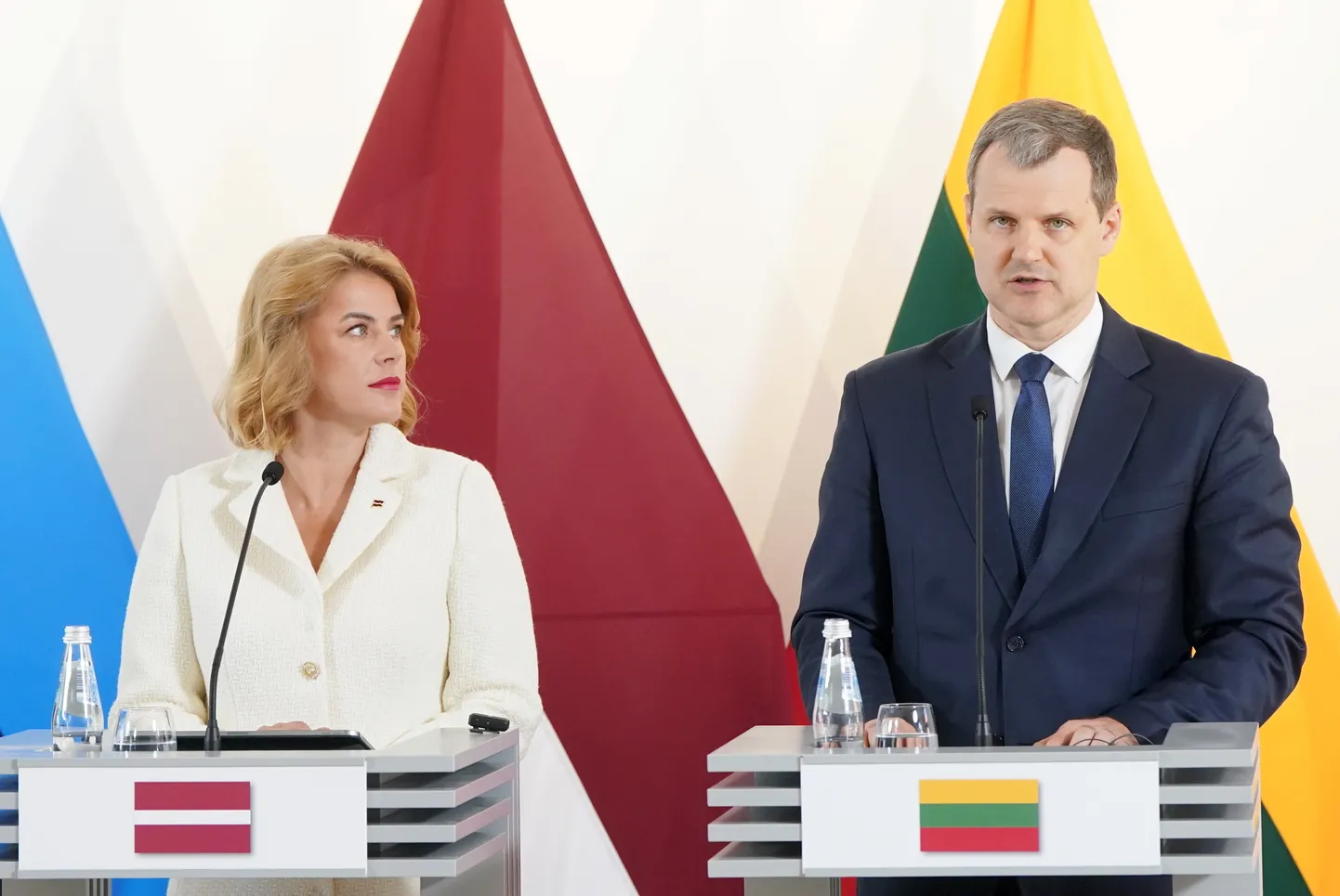 Latvijas Ministru prezidente Evika Siliņa un Lietuvas premjerministrs Ģintauts Palucks piedalās preses konferencē pēc tikšanās Latvijas Nacionālajā vēstures muzejā.