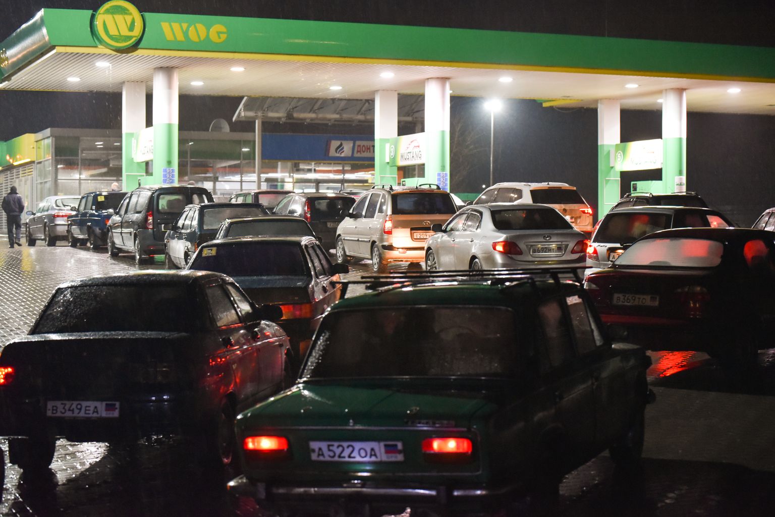 Donetskis on tekkinud pikad järjekorrad bensiinijaamadesse.