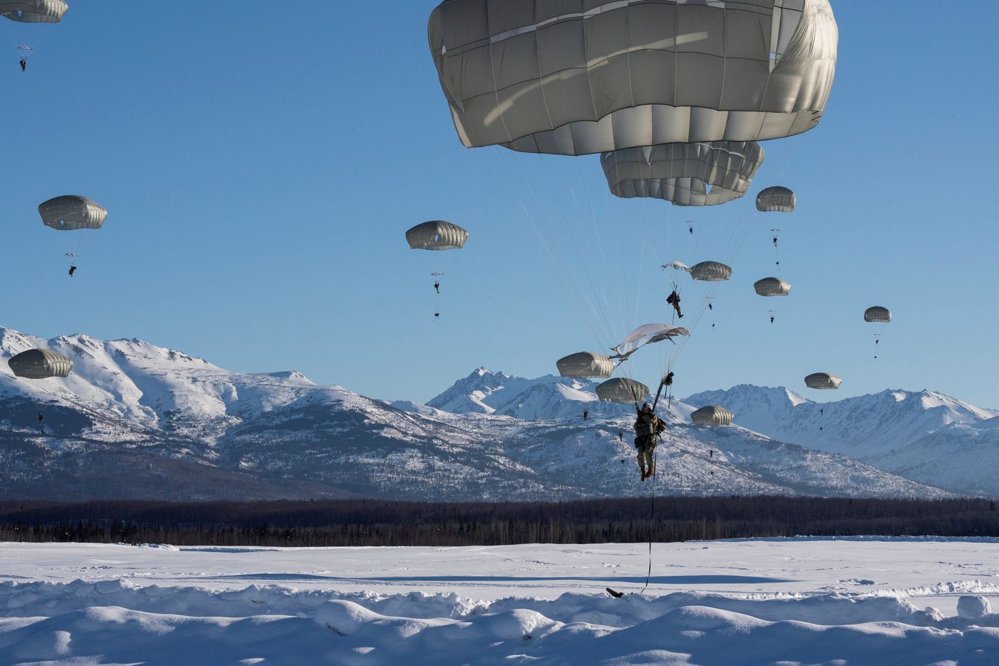 USA dessantväelased õppustel Alaskal Elmendorf-Richardsoni sõjaväebaasis.